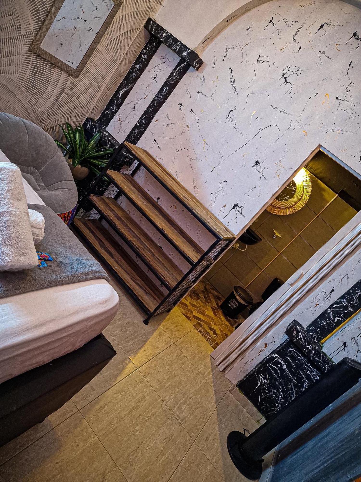 Urban Hostal Bar บูการามังกา ภายนอก รูปภาพ
